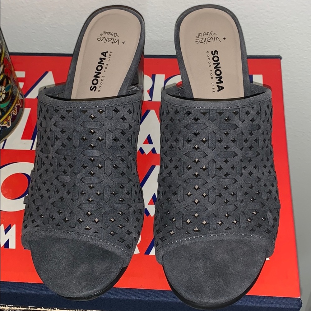Grey slides. Fashionable block heel.